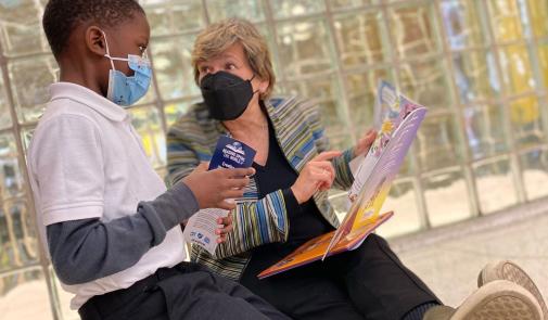 Randi Weingarten reading to student