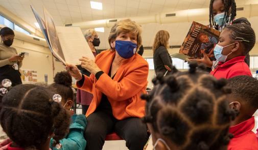 Randi Weingarten reading to students