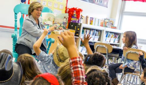 Randi Weingarten with elementary students